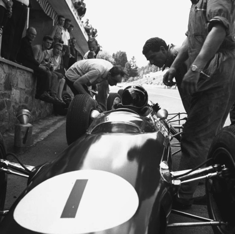 Jim teste une bulle de casque pendant les essais sur le circuit de Spa Jim teste une bulle de casque pendant les essais sur le circuit de Spa